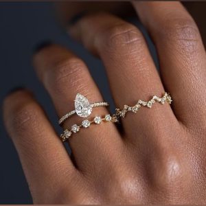 pear-diamond-yellow-gold
